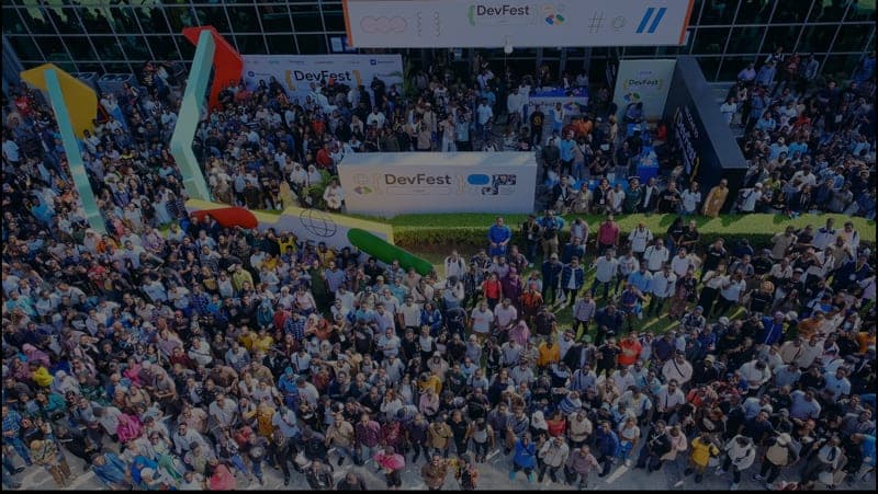 Multidão de participantes em uma edição do DevFest